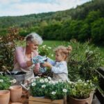 Parents partagés entre nounous professionnelles et grands‑parents pour la garde des enfants, un choix accentué à l’approche des vacances d’été.