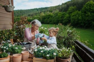 Parents partagés entre nounous professionnelles et grands‑parents pour la garde des enfants, un choix accentué à l’approche des vacances d’été.