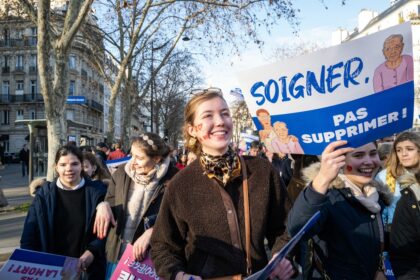 À Paris, 3 700 personnes ont manifesté contre la loi sur la fin de vie, appelant les députés à « ne pas basculer » avant le vote à l’Assemblée.