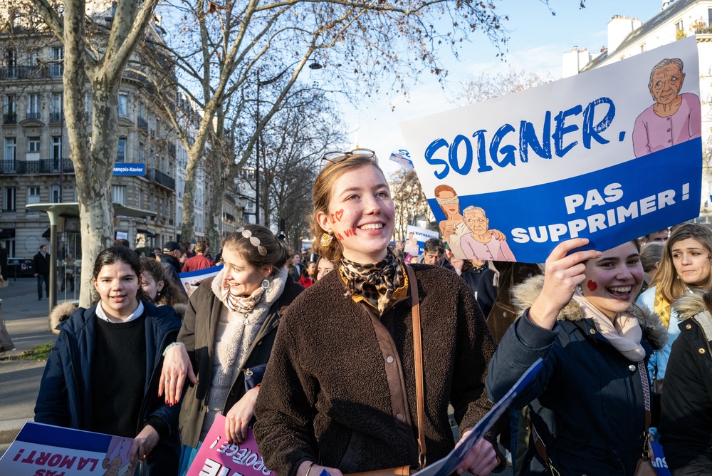 À Paris, 3 700 personnes ont manifesté contre la loi sur la fin de vie, appelant les députés à « ne pas basculer » avant le vote à l’Assemblée.