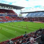 arte du Mondial 2026 montrant les stades aux États‑Unis, au Canada et au Mexique, illustrant l’édition élargie à 48 équipes et ses enjeux sportifs et géopolitiques.
