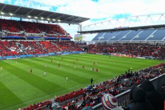 arte du Mondial 2026 montrant les stades aux États‑Unis, au Canada et au Mexique, illustrant l’édition élargie à 48 équipes et ses enjeux sportifs et géopolitiques.
