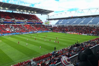arte du Mondial 2026 montrant les stades aux États‑Unis, au Canada et au Mexique, illustrant l’édition élargie à 48 équipes et ses enjeux sportifs et géopolitiques.
