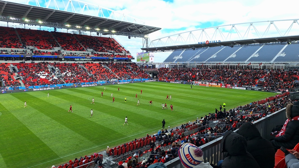 arte du Mondial 2026 montrant les stades aux États‑Unis, au Canada et au Mexique, illustrant l’édition élargie à 48 équipes et ses enjeux sportifs et géopolitiques.