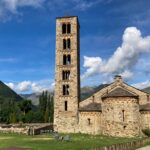 Église française endommagée par un incendie volontaire en 2024, symbole de la hausse des actes antichrétiens.