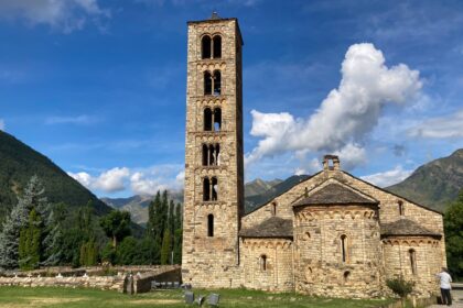 Église française endommagée par un incendie volontaire en 2024, symbole de la hausse des actes antichrétiens.