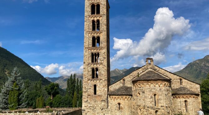 Église française endommagée par un incendie volontaire en 2024, symbole de la hausse des actes antichrétiens.