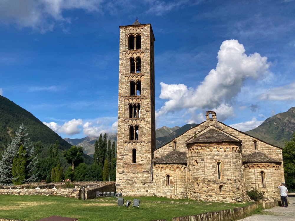 Église française endommagée par un incendie volontaire en 2024, symbole de la hausse des actes antichrétiens.