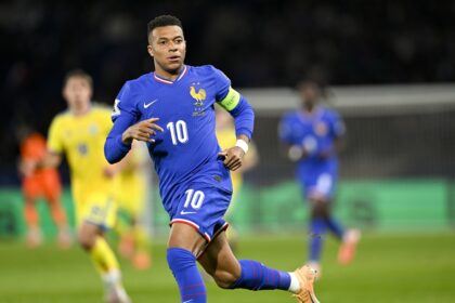 Image du match France–Sénégal lors de la Coupe du monde 2026, illustrant la victoire 3–1 des Bleus avec un doublé de Mbappé et un but de Barcola.