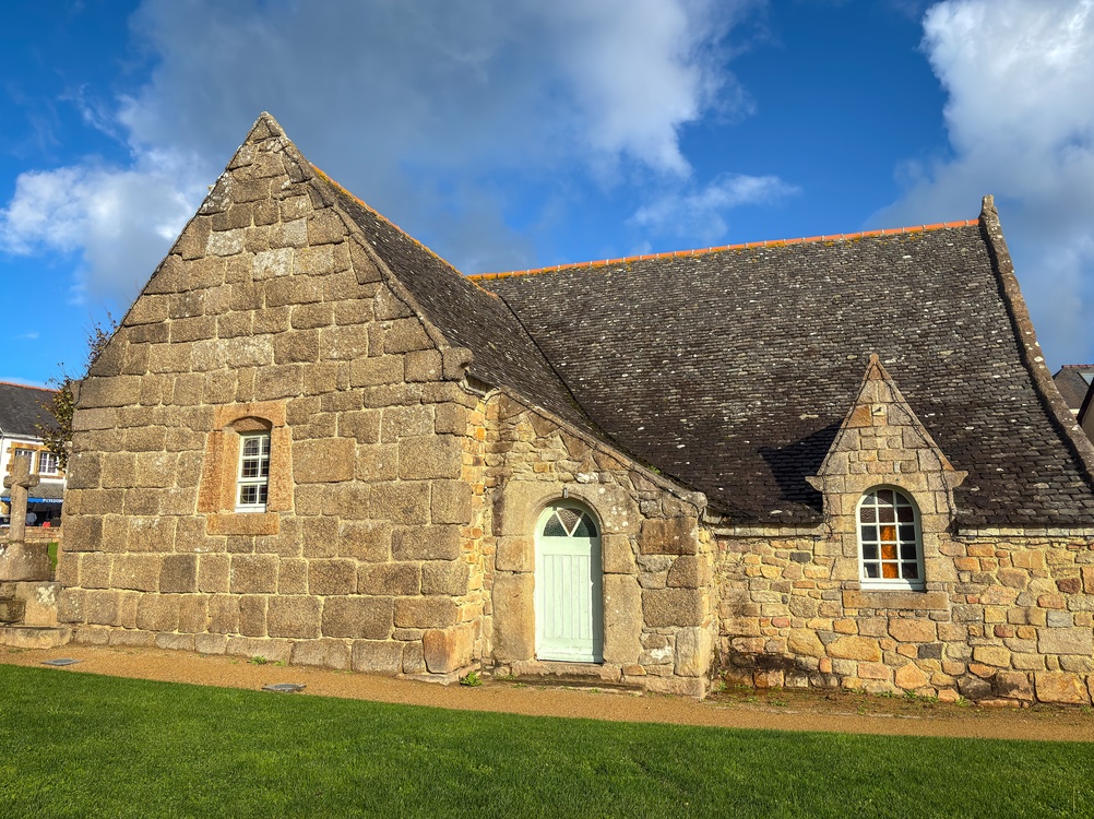 Vue de la chapelle Sainte‑Anne‑des‑Rochers à Trégastel après l’incendie du 12 juin, toiture détruite et structure partiellement effondrée.