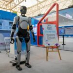 Robot humanoïde collaborant avec des salariés dans une entreprise française