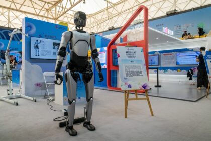 Robot humanoïde collaborant avec des salariés dans une entreprise française