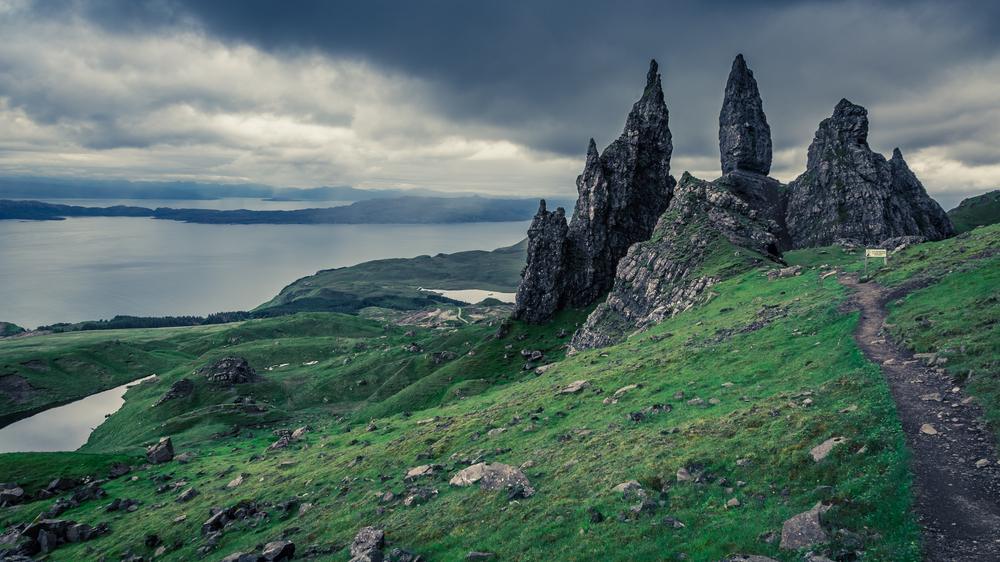 Vue atmosphérique de Thurso au crépuscule, avec les ruines d’Old St. Peter’s Kirk et la mer du Pentland Firth sous une lumière nordique brumeuse.