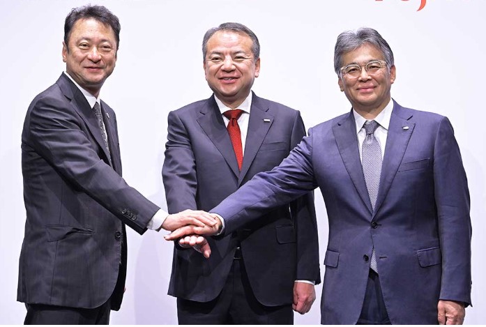 Image illustrant les dirigeants de SMBC, Fujitsu et SoftBank annonçant une plateforme de santé numérique destinée à moderniser le système médical japonais.