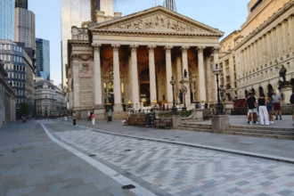 La Banque d’Angleterre assouplit sa régulation des stablecoins pour renforcer l’innovation et maintenir le Royaume‑Uni dans la course aux paiements numériques.