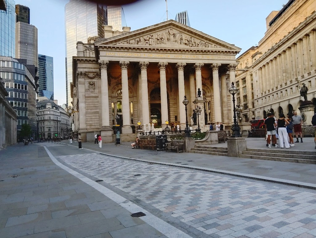 La Banque d’Angleterre assouplit sa régulation des stablecoins pour renforcer l’innovation et maintenir le Royaume‑Uni dans la course aux paiements numériques.