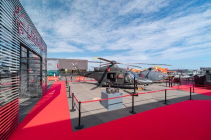 Hélicoptère militaire multirôle AW149 de Leonardo exposé au Salon de Farnborough