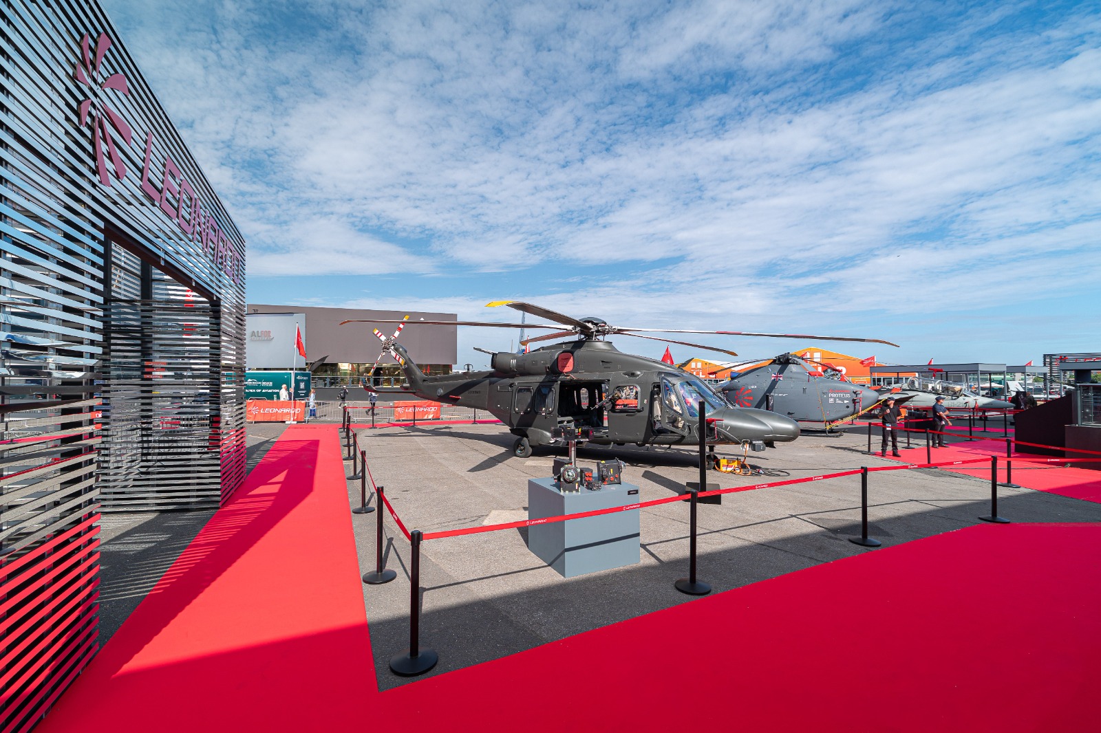 Hélicoptère militaire multirôle AW149 de Leonardo exposé au Salon de Farnborough