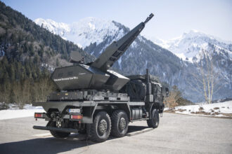 Système Skynex de Rheinmetall en opération, illustrant une solution avancée de défense aérienne à courte portée contre drones et menaces modernes.
