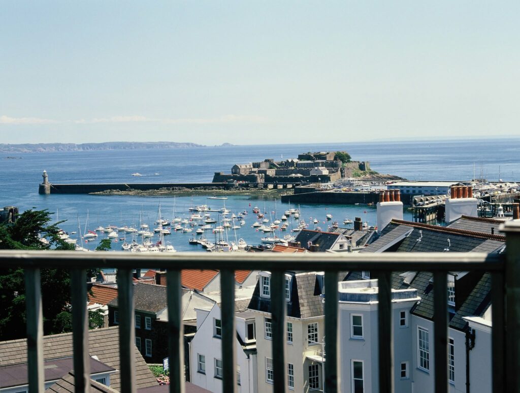 Vue sur St Peter Port depuis le Old Government House Hotel & Spa