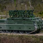 Plateforme Komodo et systèmes autonomes DOK‑ING illustrant l’alliance stratégique avec Rheinmetall dans les technologies de défense terrestres.