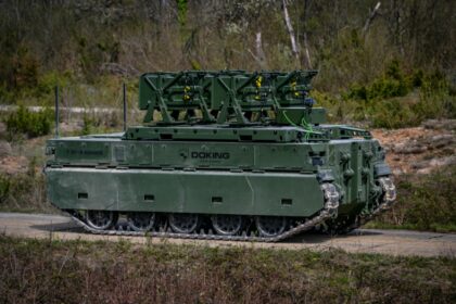 Plateforme Komodo et systèmes autonomes DOK‑ING illustrant l’alliance stratégique avec Rheinmetall dans les technologies de défense terrestres.