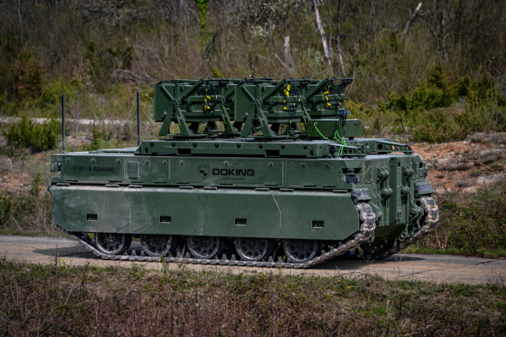 Plateforme Komodo et systèmes autonomes DOK‑ING illustrant l’alliance stratégique avec Rheinmetall dans les technologies de défense terrestres.