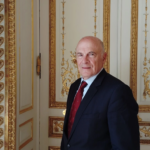 Interview avec Pierre Bontemps, propriétaire de l’Hôtel Georges V dans le Marais. Il partage sa vision du luxe hôtelier à Paris.