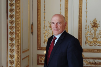 Interview avec Pierre Bontemps, propriétaire de l’Hôtel Georges V dans le Marais. Il partage sa vision du luxe hôtelier à Paris.