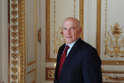 Interview avec Pierre Bontemps, propriétaire de l’Hôtel Georges V dans le Marais. Il partage sa vision du luxe hôtelier à Paris.