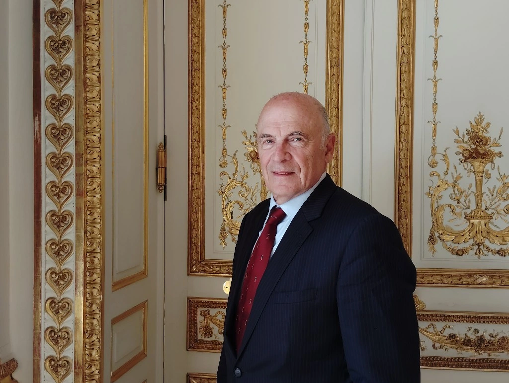 Interview avec Pierre Bontemps, propriétaire de l’Hôtel Georges V dans le Marais. Il partage sa vision du luxe hôtelier à Paris.