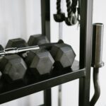 Poids libres ou machines ? Espace, objectifs, sécurité, budget : découvrez comment choisir le meilleur équipement pour créer un home gym efficace et durable.