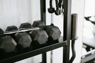 Poids libres ou machines ? Espace, objectifs, sécurité, budget : découvrez comment choisir le meilleur équipement pour créer un home gym efficace et durable.