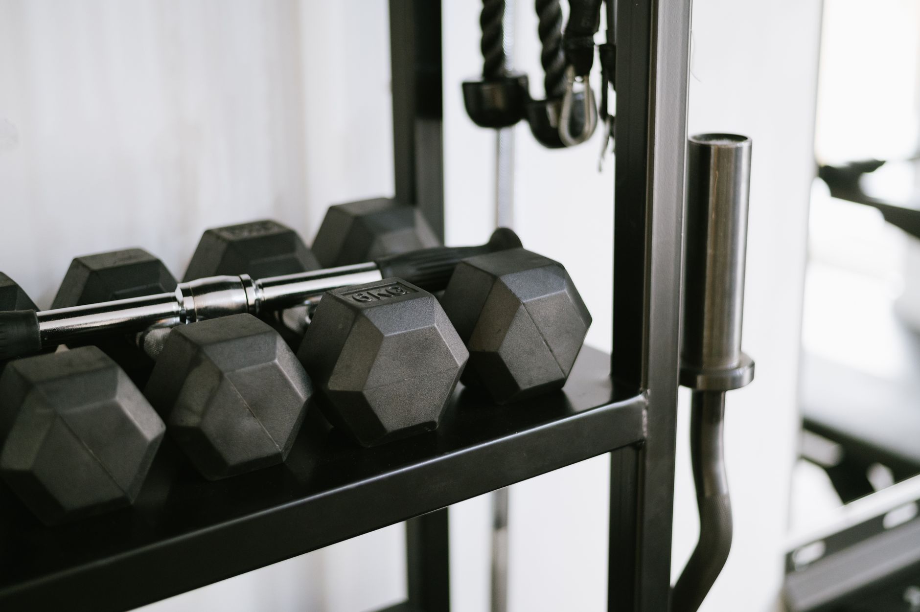 Poids libres ou machines ? Espace, objectifs, sécurité, budget : découvrez comment choisir le meilleur équipement pour créer un home gym efficace et durable.