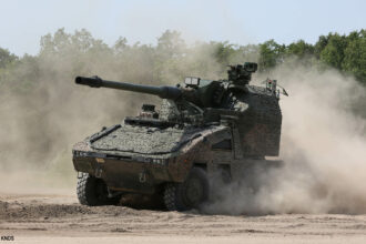 Rheinmetall décroche un contrat majeur pour l'armée britannique : fourniture de 72 systèmes d'armes RCH 155mm produits à Telford. Découvrir les détails.