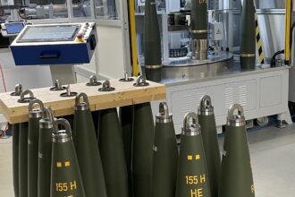 Production d'obus d'artillerie de 155 mm de type RH1412 dans l'usine Rheinmetall d'Unterlüß