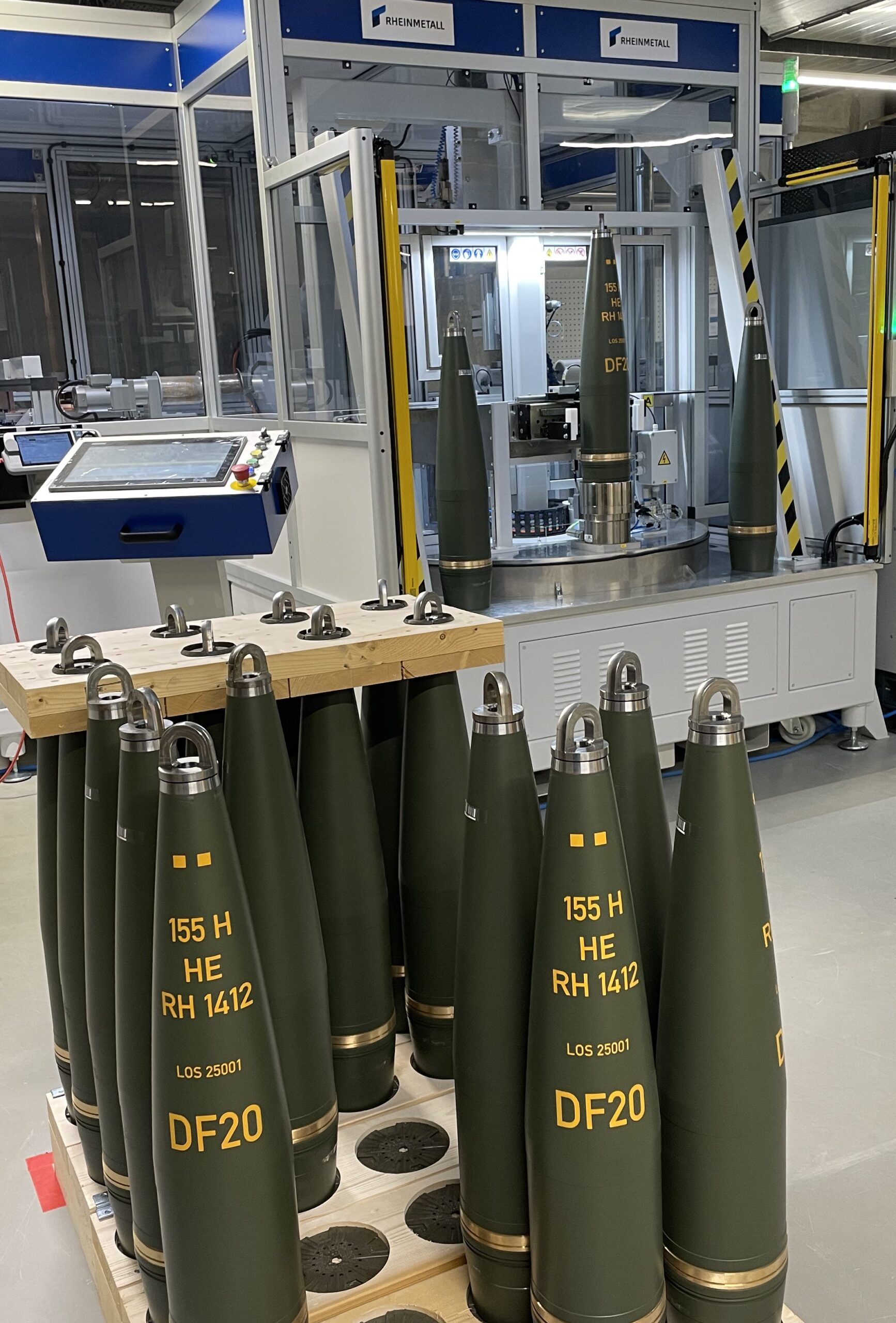 Production d'obus d'artillerie de 155 mm de type RH1412 dans l'usine Rheinmetall d'Unterlüß