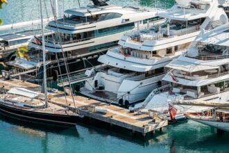 Louer un yacht, c’est vivre des vacances exclusives, libres et personnalisées. Découvrez pourquoi cette expérience devient le nouveau luxe incontournable en été.