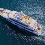 Découvrir la Grèce en yacht, c’est vivre un été où chaque plage devient un monde, chaque mouillage une parenthèse, chaque horizon une promesse. Une manière de voyager qui révèle la Méditerranée dans toute sa beauté.
