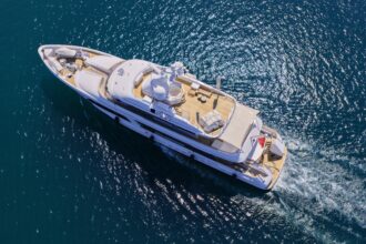Découvrir la Grèce en yacht, c’est vivre un été où chaque plage devient un monde, chaque mouillage une parenthèse, chaque horizon une promesse. Une manière de voyager qui révèle la Méditerranée dans toute sa beauté.