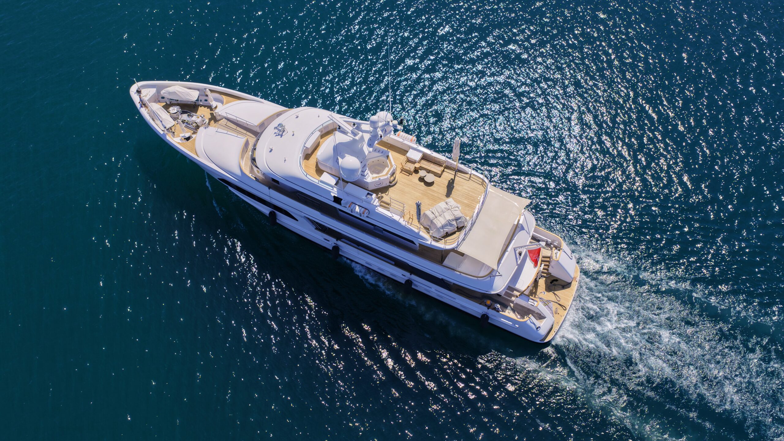 Découvrir la Grèce en yacht, c’est vivre un été où chaque plage devient un monde, chaque mouillage une parenthèse, chaque horizon une promesse. Une manière de voyager qui révèle la Méditerranée dans toute sa beauté.