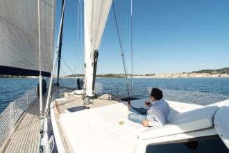 Louer un yacht, c’est vivre des vacances libres, exclusives et immersives. Découvrez pourquoi cette expérience devient le nouveau luxe recherché en été.