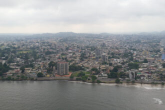 Négociations financières entre les représentants du Gabon et du FMI sur la dette publique.