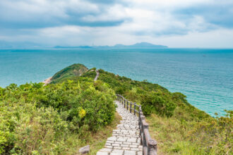 Découvrez Kinmen, l'archipel taïwanais au large de la Chine. Entre histoire militaire, villages traditionnels et culture unique, explorez ce trésor méconnu !