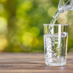 En période de canicule, un bar doit‑il offrir un verre d’eau gratuit si vous ne consommez rien ? La loi encadre cette obligation, mais la réalité est plus nuancée.