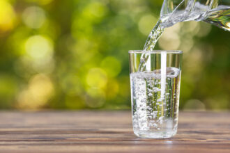 En période de canicule, un bar doit‑il offrir un verre d’eau gratuit si vous ne consommez rien ? La loi encadre cette obligation, mais la réalité est plus nuancée.