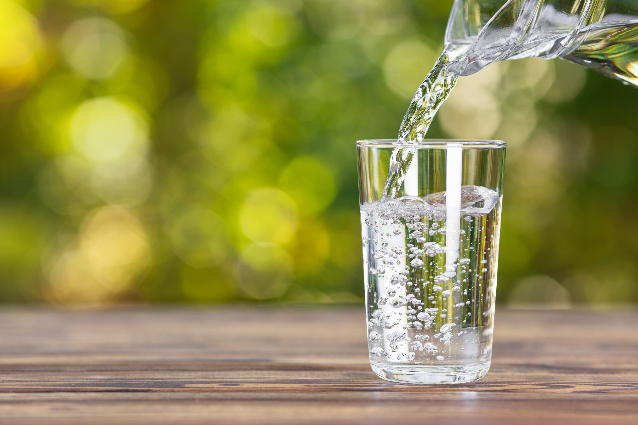 En période de canicule, un bar doit‑il offrir un verre d’eau gratuit si vous ne consommez rien ? La loi encadre cette obligation, mais la réalité est plus nuancée.