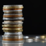 Visuel montrant un jeton numérique en euro sur une blockchain, symbolisant le stablecoin EURXT lancé par le Crédit Agricole pour les règlements on‑chain.