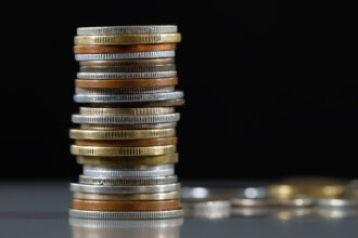 Visuel montrant un jeton numérique en euro sur une blockchain, symbolisant le stablecoin EURXT lancé par le Crédit Agricole pour les règlements on‑chain.