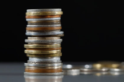 Visuel montrant un jeton numérique en euro sur une blockchain, symbolisant le stablecoin EURXT lancé par le Crédit Agricole pour les règlements on‑chain.